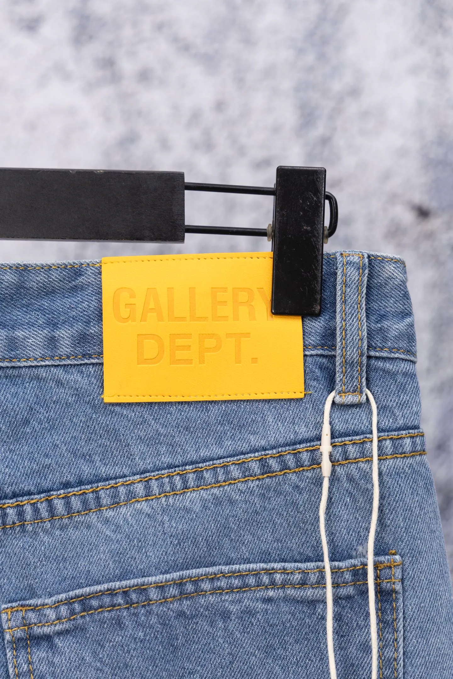 💰270 GALLERY DEPT. Vintage multi-leather splicing cross loose washed flared jeans to truly restore the ultimate texture of Vintage. Original hardware accessories, washed and other elevators, QR code analysis are all purchased from the original factory, high degree of restoration, you are welcome to compare the products~ Three-dimensional version Loose and comfortable, not picky about the figure, taller and slimmer, factory Seiko, original factory quality control, same style for men and women, can be matched with couples, versatile recommendation, must-have jeans for all seasons Size: 28-30-32-34 Color: blue gray